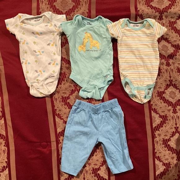 🔥🔥BUNDLE 2/$15🔥🔥Infant sets 0-3M - Picture 3 of 3